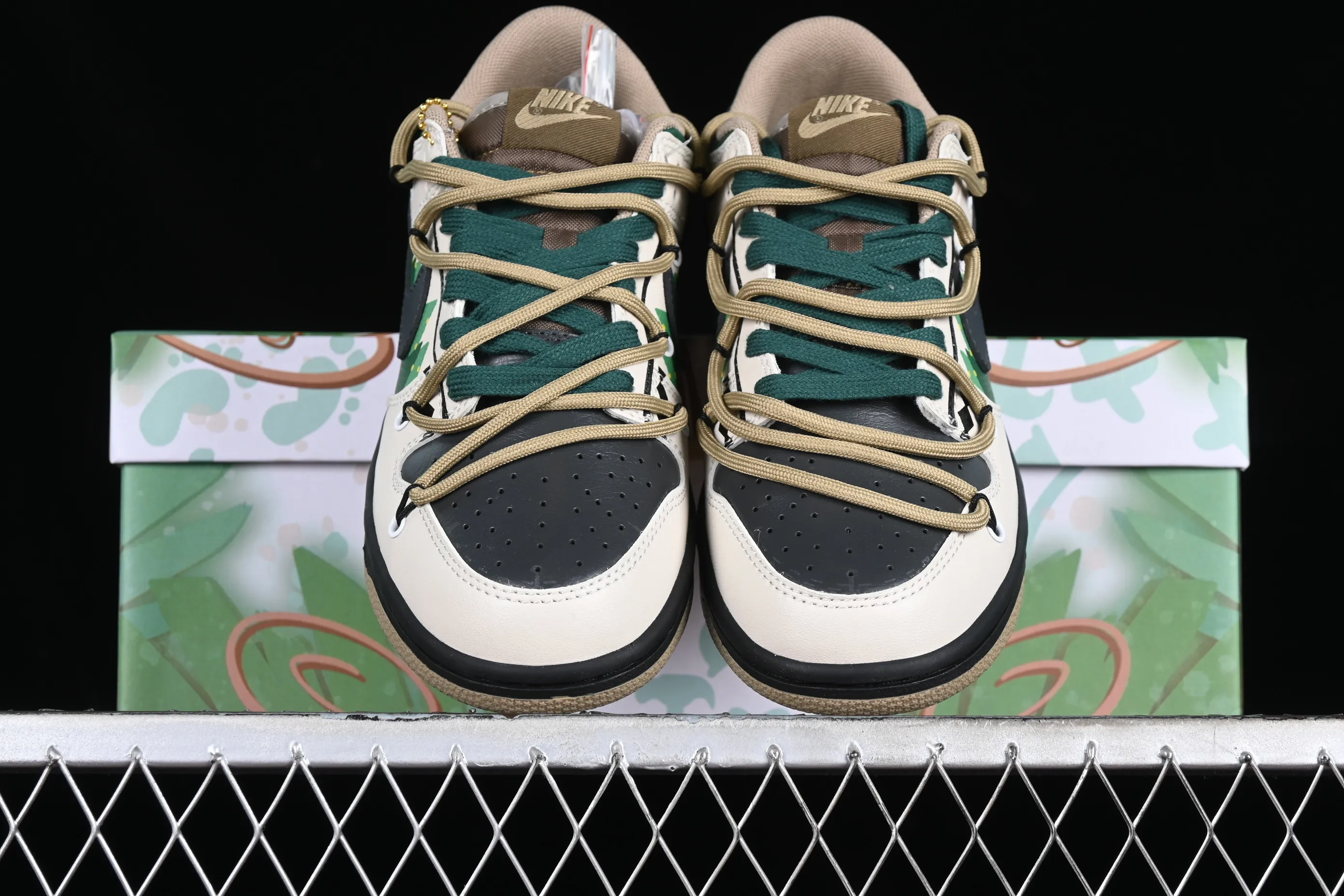 All Categories Nk SB Dunk Series Nk SB Dunk Low Low-top Sneakers Nk Dunk Low Panda Prank-Christmas Jungle Elk Brown Green SB Strappy Low-top Casual Sneakers DJ6188-200